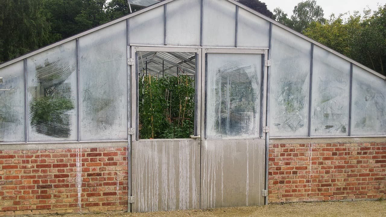 Zahradní domek, skleník nebo bazén? Jak na drobné zahradní stavby podle nového stavebního zákona