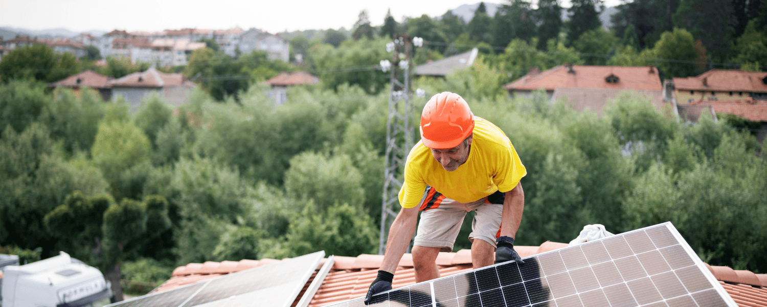 Instalace fotovoltaiky svépomocí? Ano, ale na elektrickou část instalace musíte mít odborníka s profesní kvalifikací.