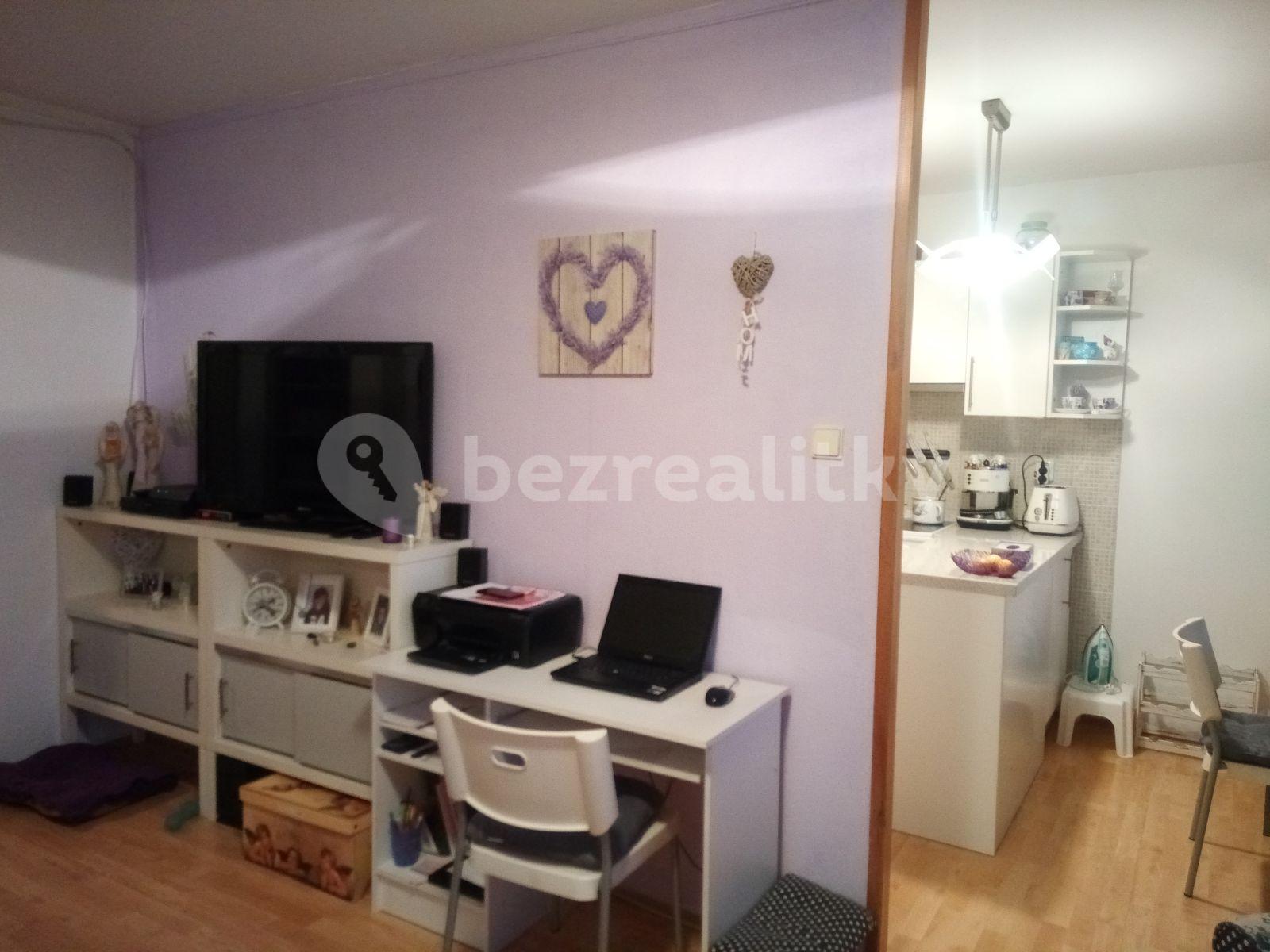 Pronájem bytu 3+1 60 m², Veltruská, Praha, Praha