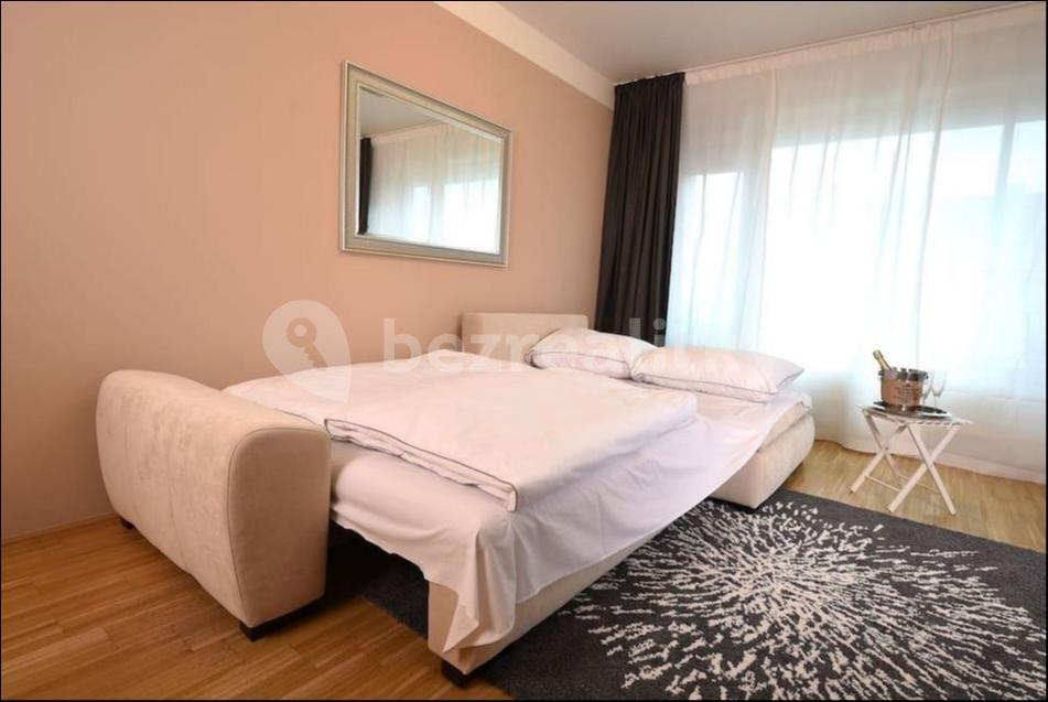 Pronájem bytu 2+kk 77 m², Rohanské nábřeží, Praha, Praha