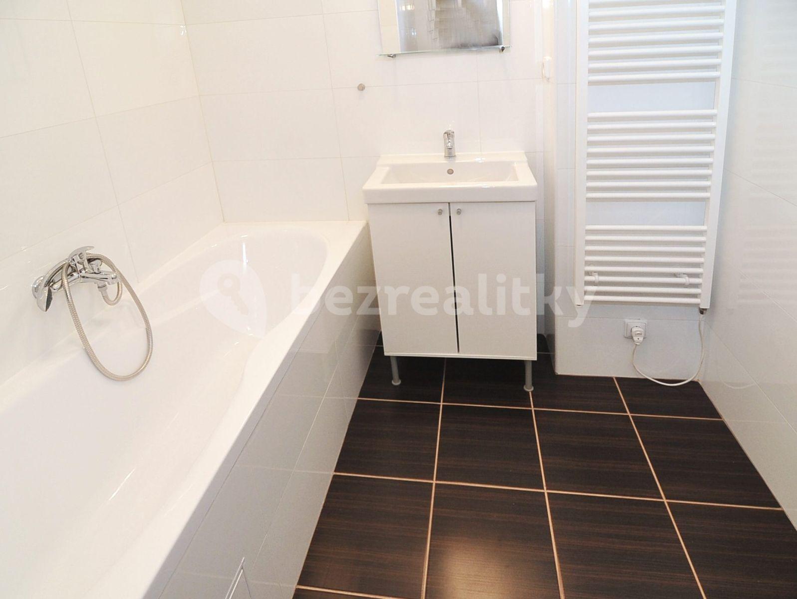 Pronájem bytu 1+kk 24 m², Přístavní, Praha, Praha