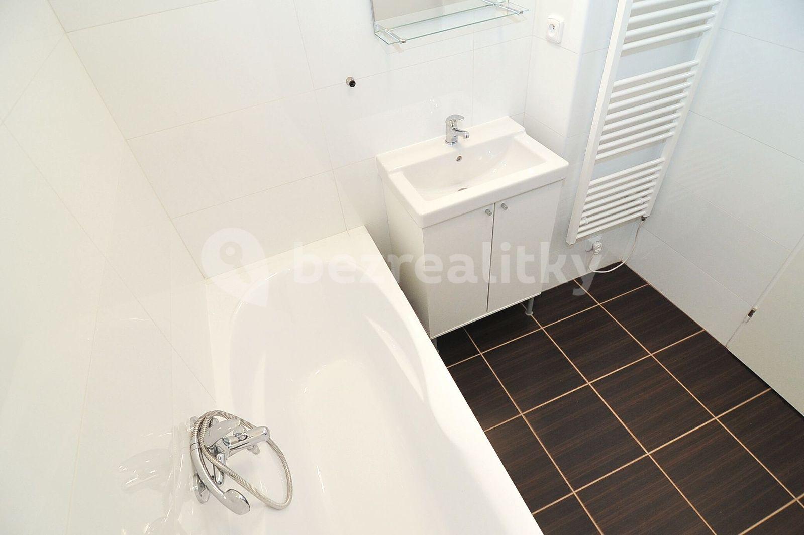 Pronájem bytu 1+kk 24 m², Přístavní, Praha, Praha