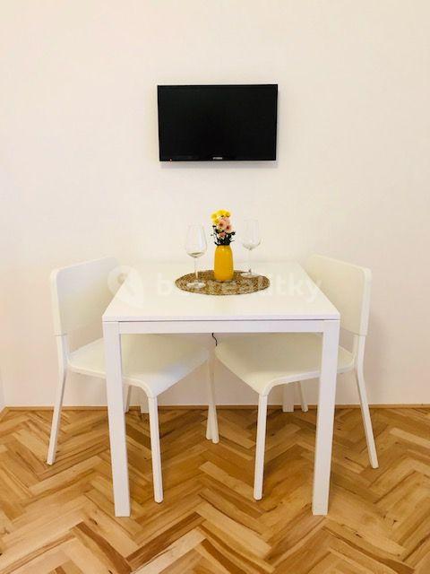 Pronájem bytu 1+kk 30 m², Kloboučnická, Praha, Praha