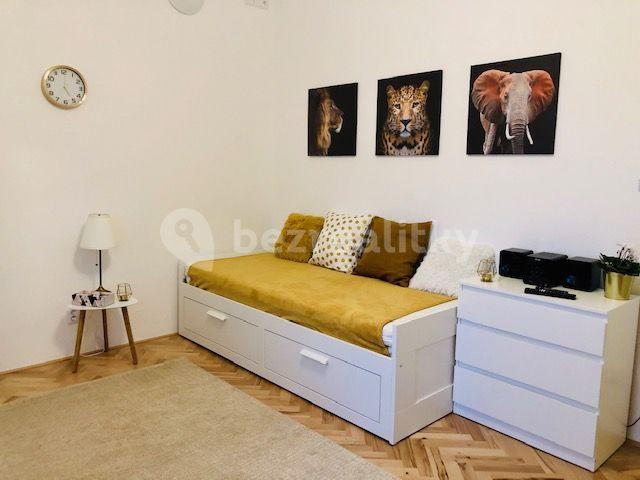 Pronájem bytu 1+kk 30 m², Kloboučnická, Praha, Praha