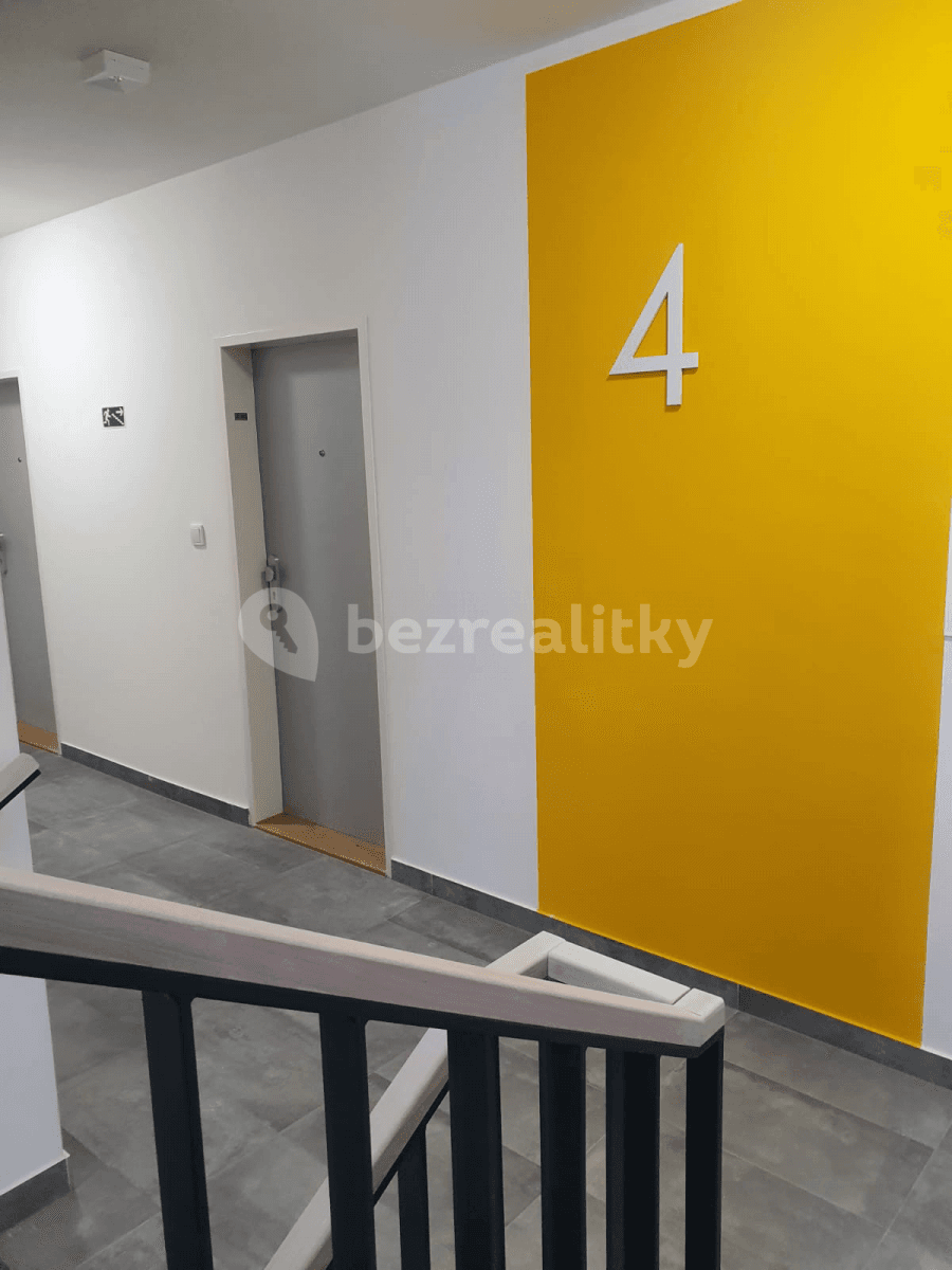 Pronájem bytu 1+kk 30 m², Ke Kříži, Praha, Praha