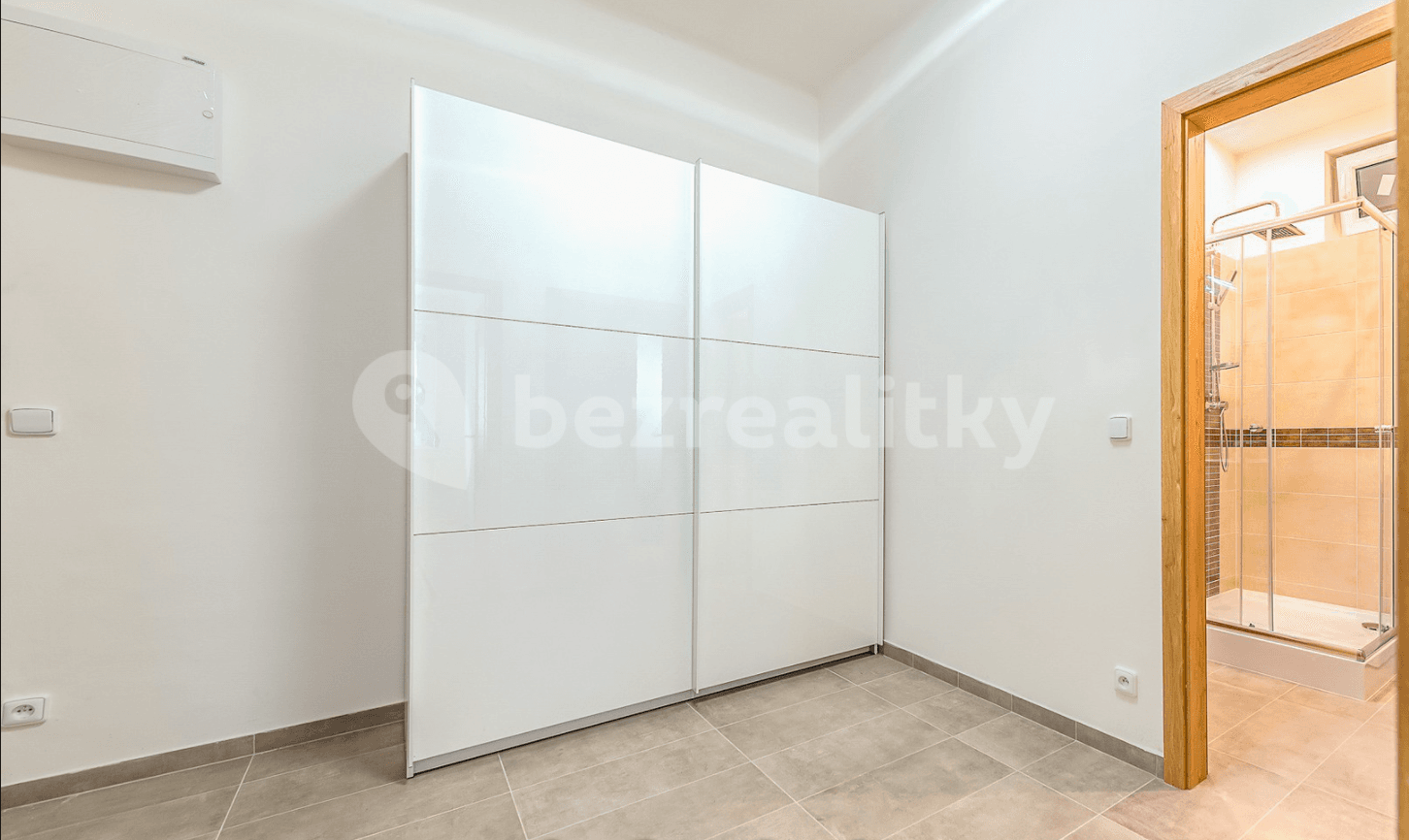 Pronájem bytu 2+kk 53 m², Lucemburská, Praha, Praha