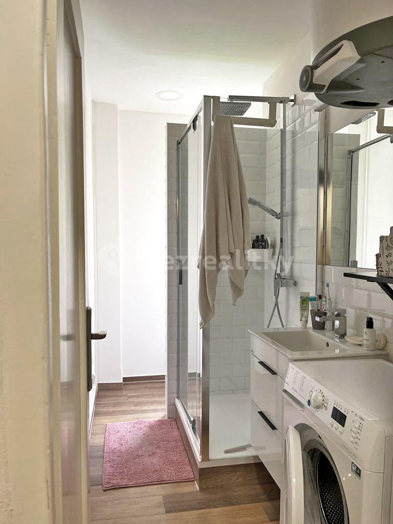 Pronájem bytu 2+kk 56 m², U Městských domů, Praha, Praha