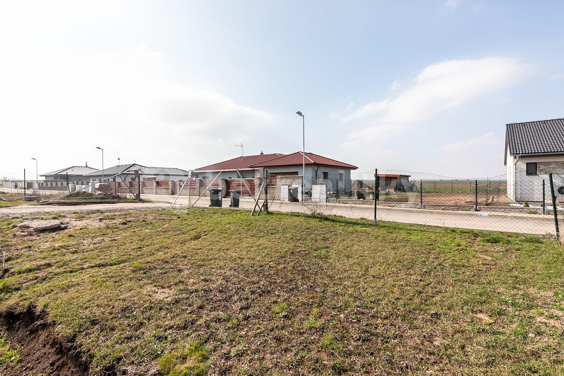 Prodej pozemku 1.181 m², Kmetiněves, Středočeský kraj