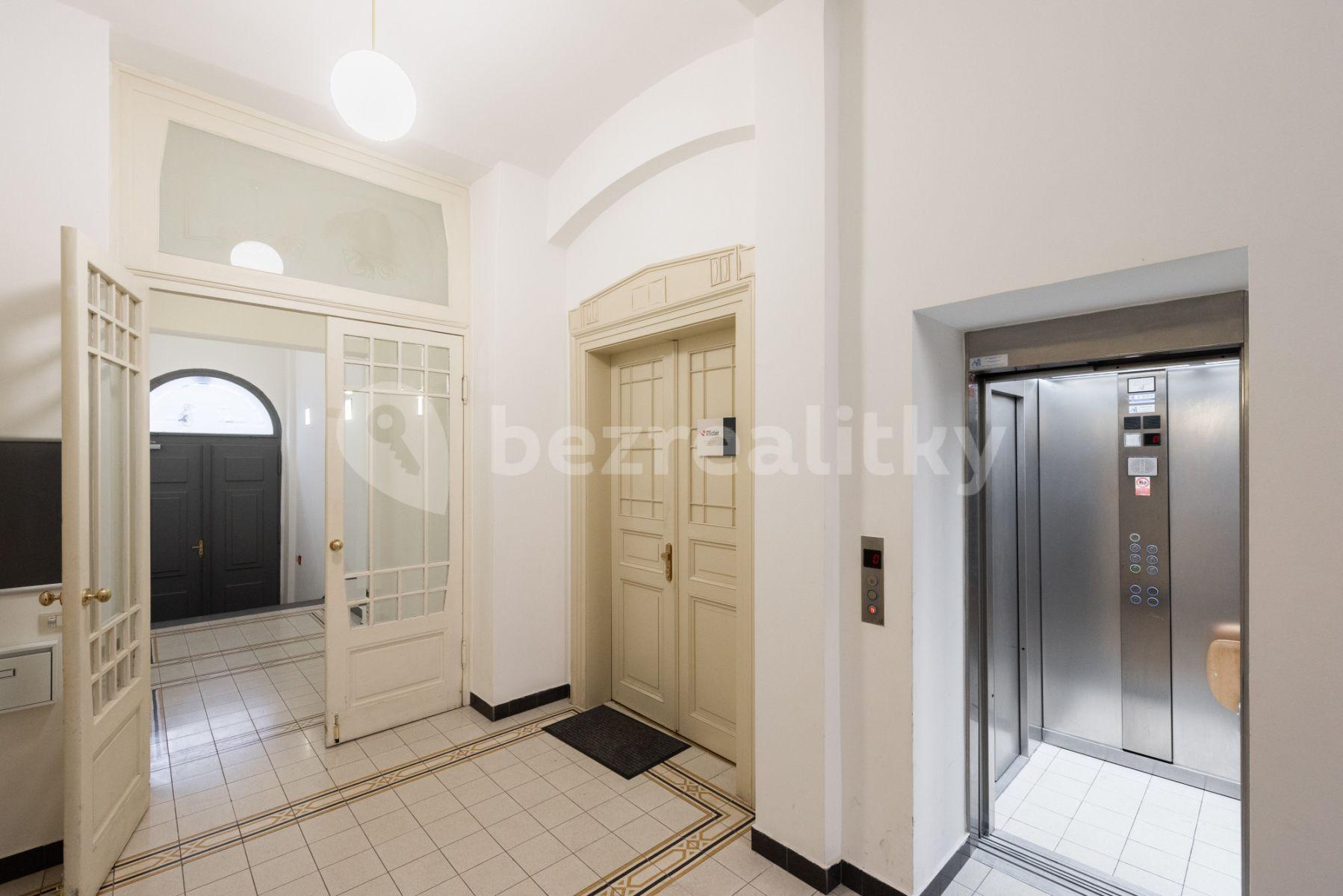 Pronájem bytu 4+1 96 m², Černá, Praha, Praha