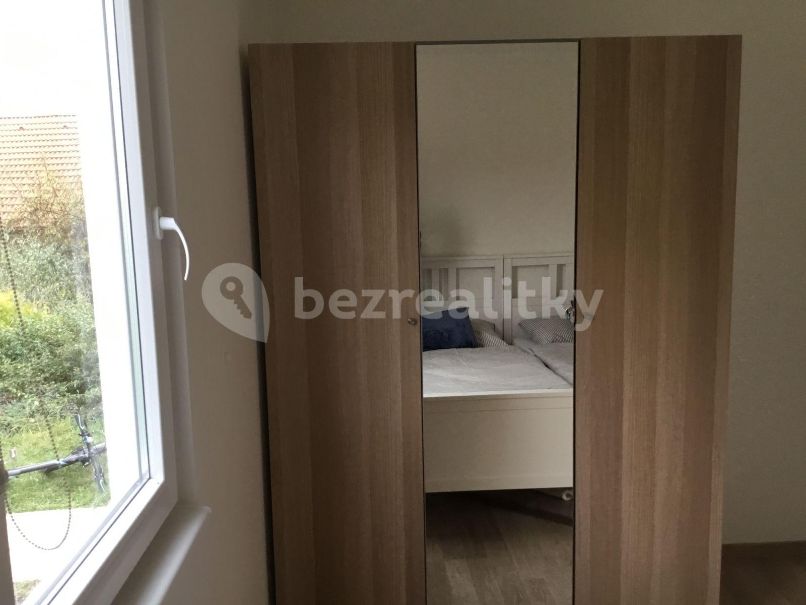 Pronájem bytu 3+kk 48 m², V Cestách, Šestajovice, Středočeský kraj