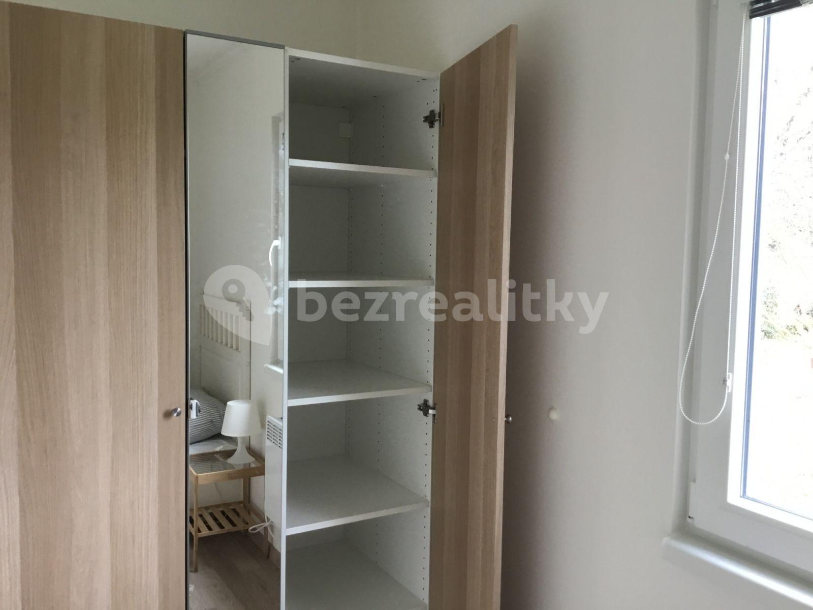 Pronájem bytu 3+kk 48 m², V Cestách, Šestajovice, Středočeský kraj