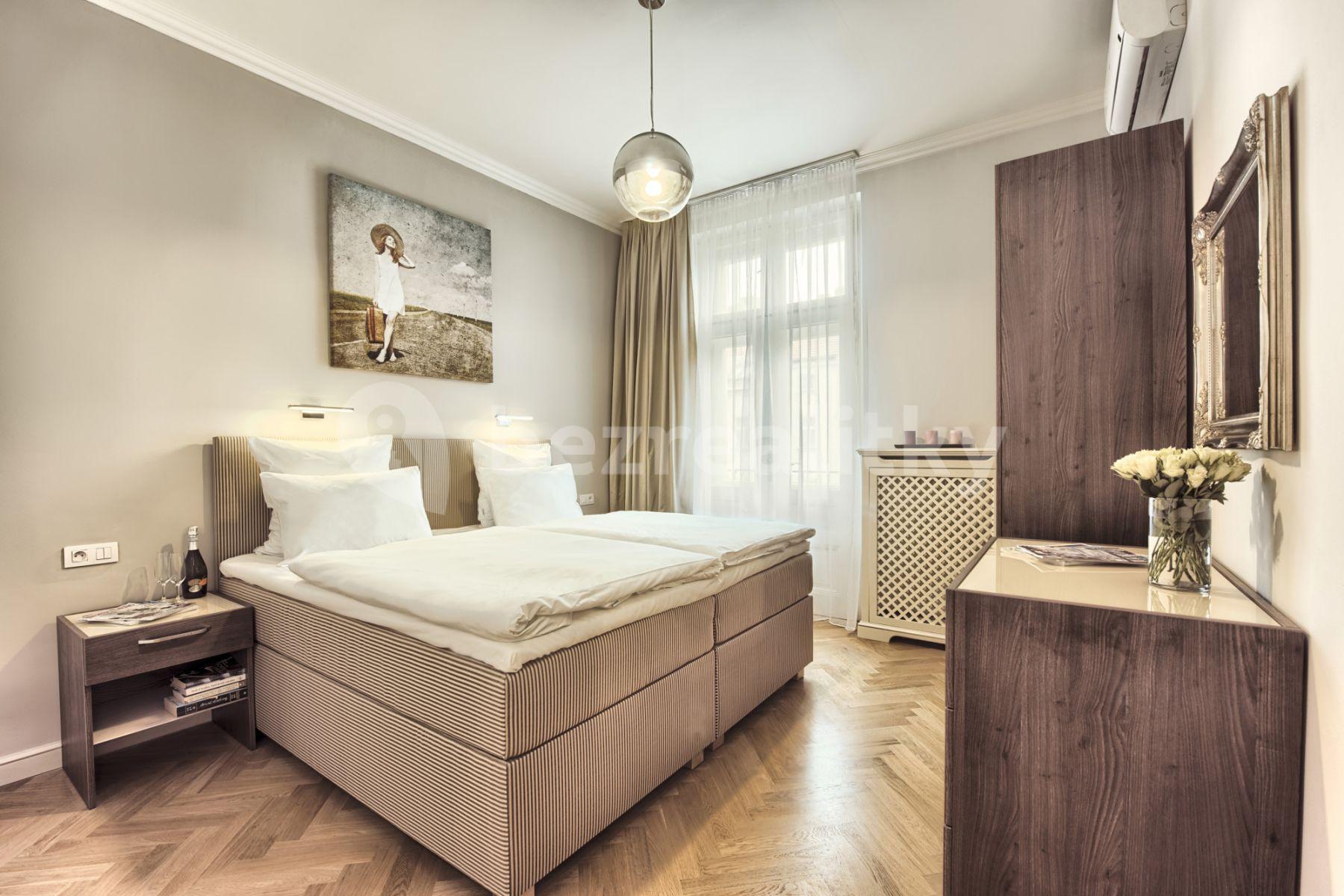 Pronájem bytu 3+1 100 m², U Milosrdných, Praha, Praha