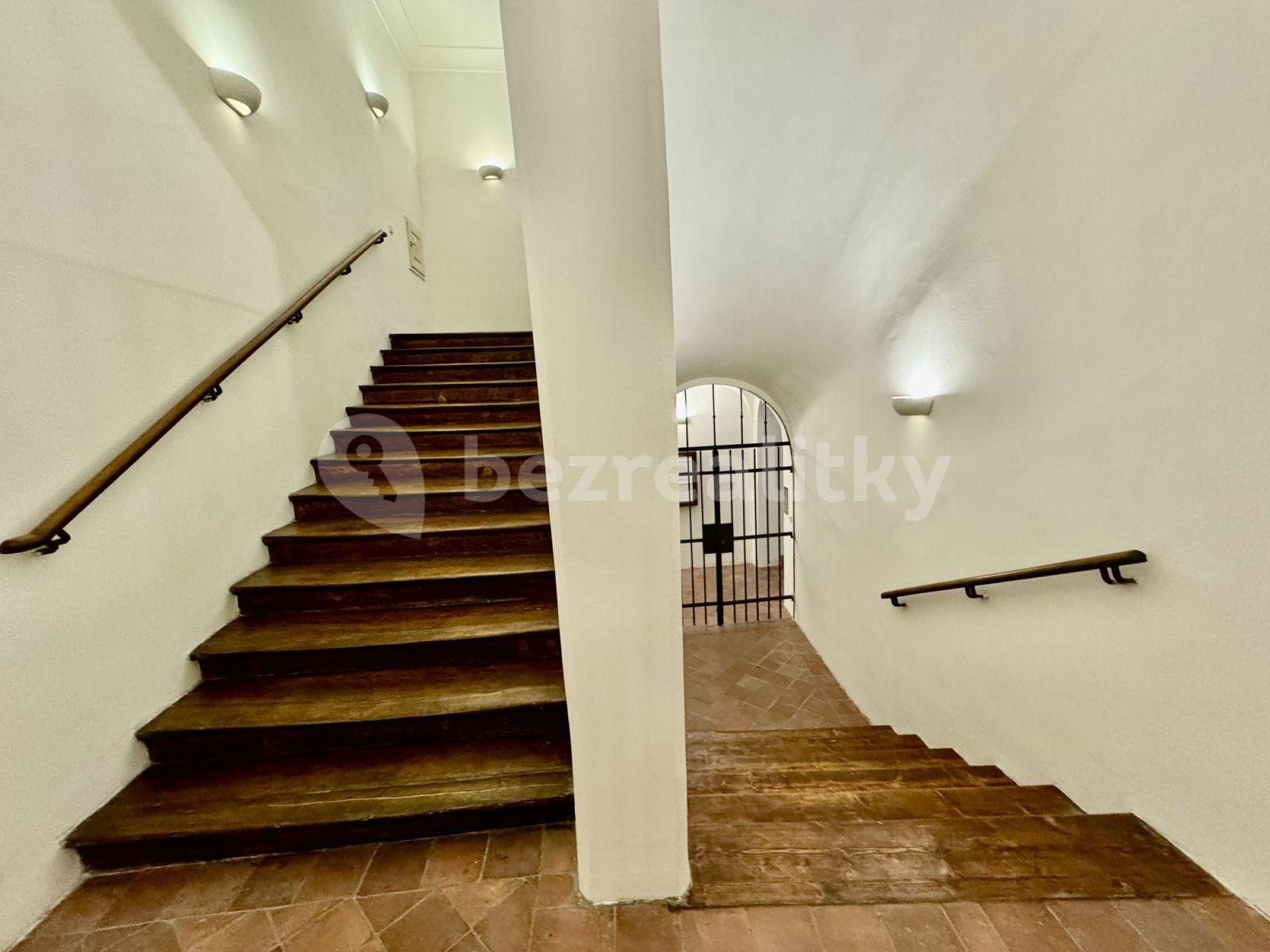 Pronájem bytu 2+1 40 m², Mostecká, Praha, Praha