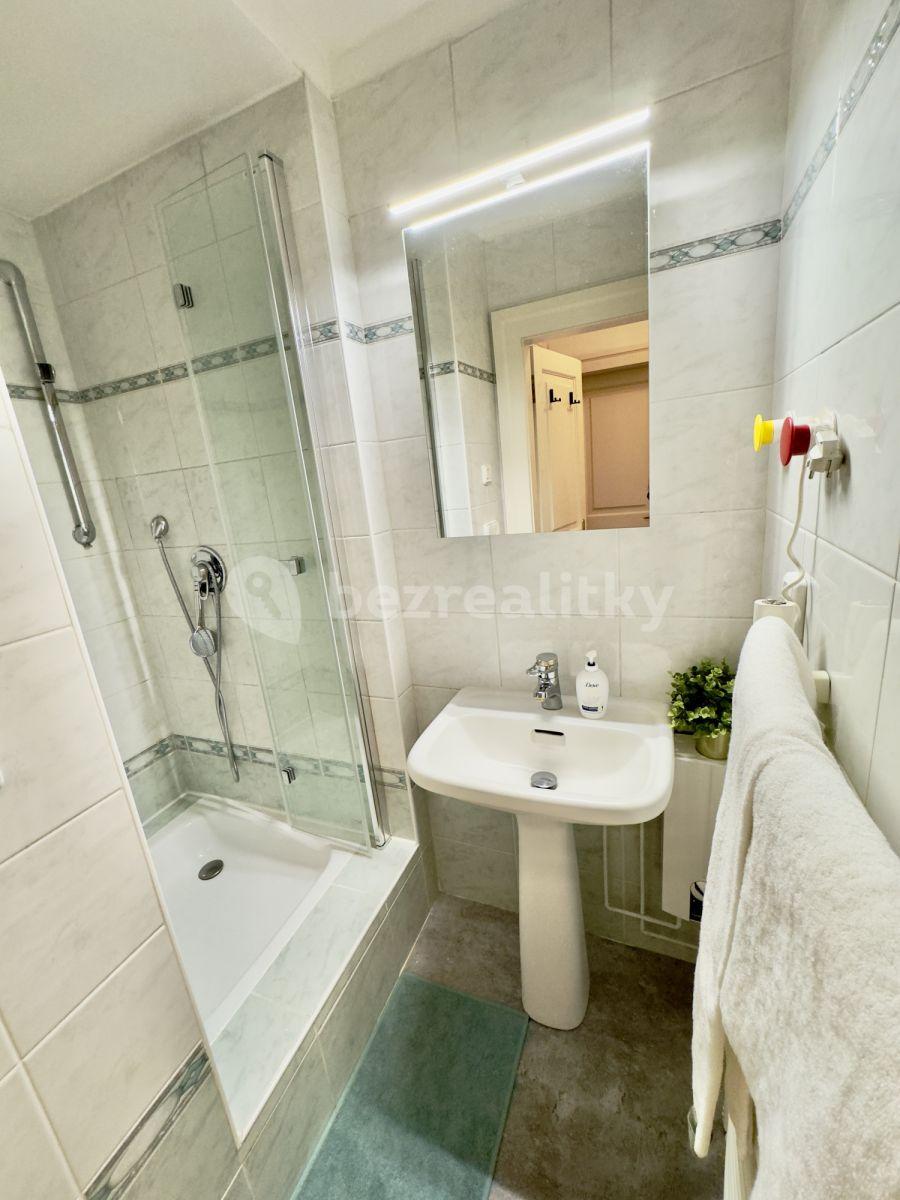 Pronájem bytu 2+1 40 m², Mostecká, Praha, Praha