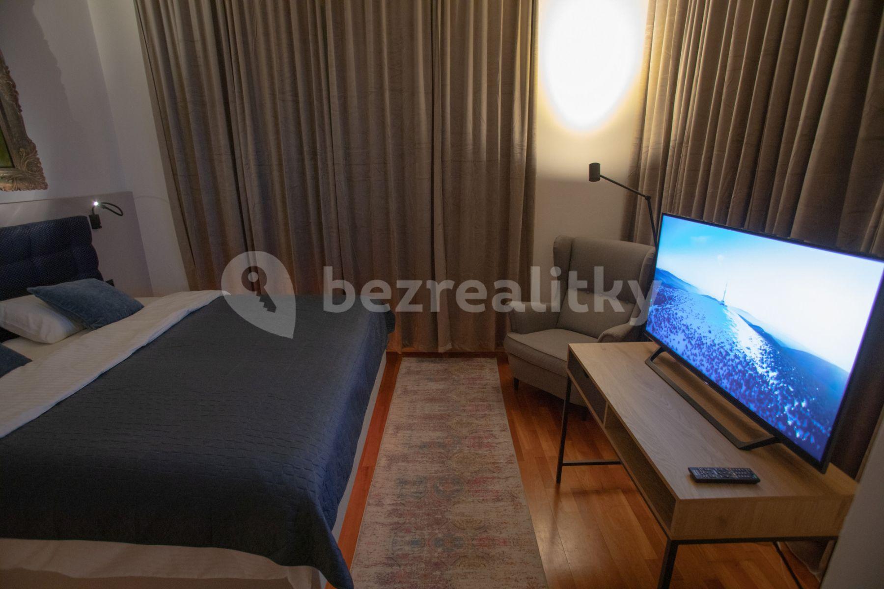 Pronájem bytu 2+1 40 m², Mostecká, Praha, Praha