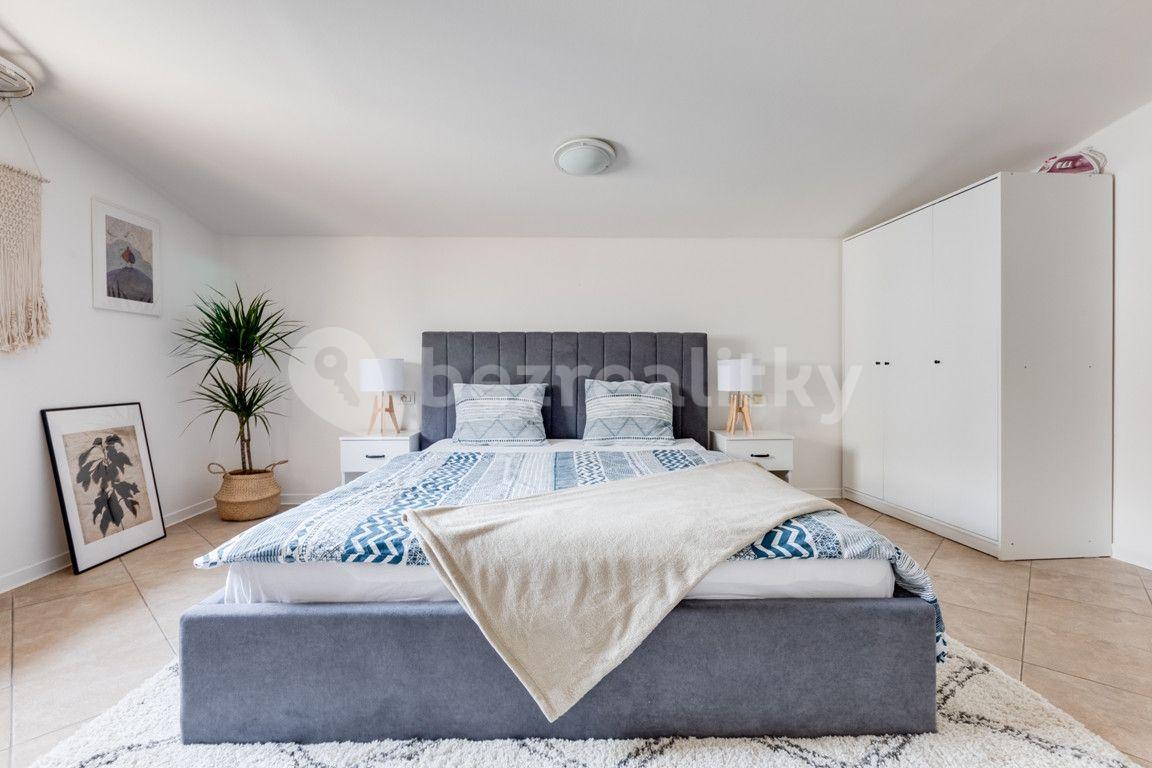 Pronájem bytu 1+kk 55 m², V Tůních, Praha, Praha