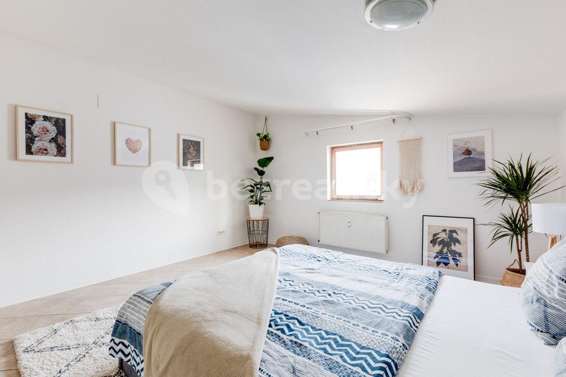 Pronájem bytu 1+kk 55 m², V Tůních, Praha, Praha