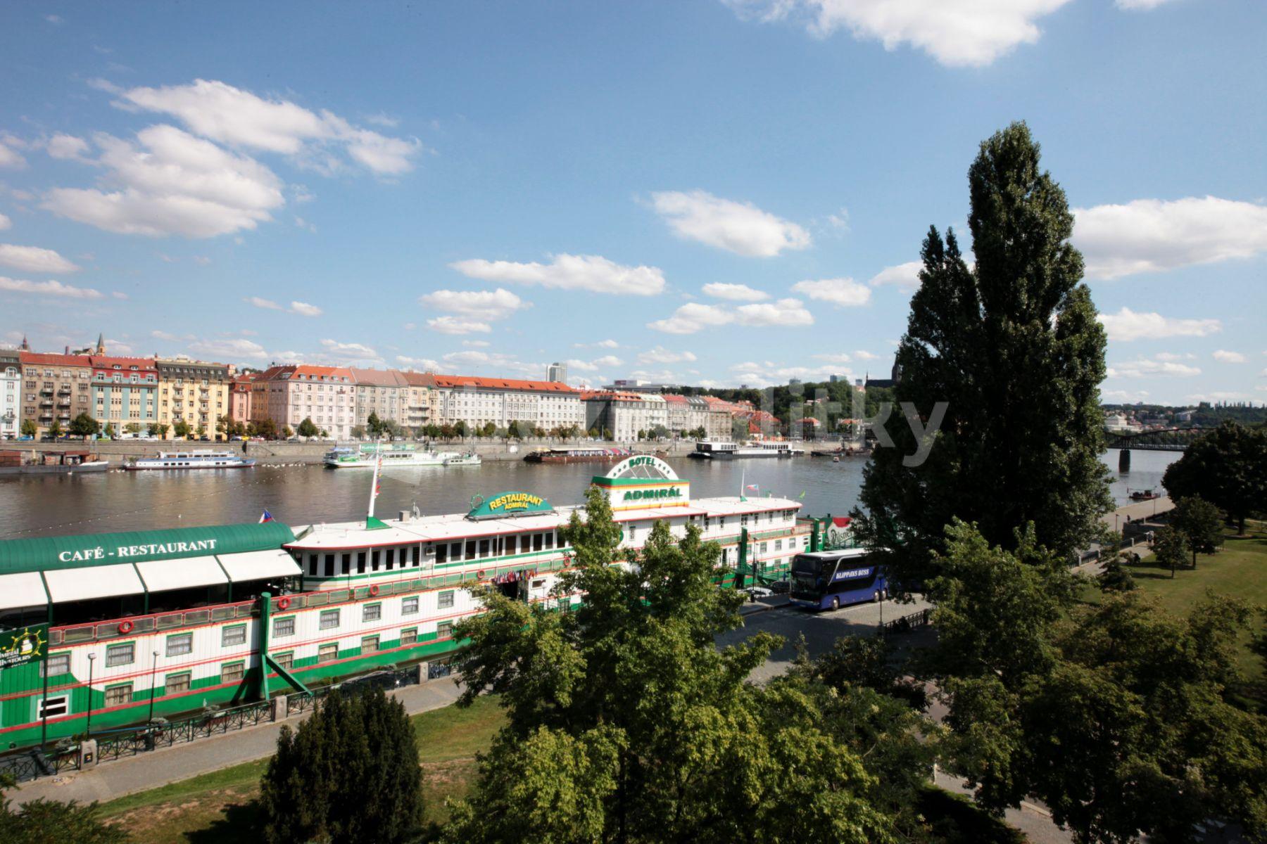 Pronájem bytu 2+1 80 m², Hořejší nábřeží, Praha, Praha