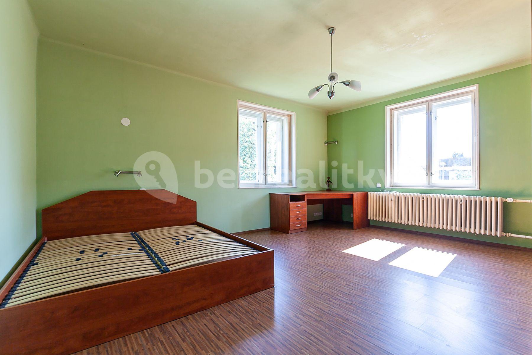 Prodej pozemku 1.182 m², Lipenská, Praha, Praha