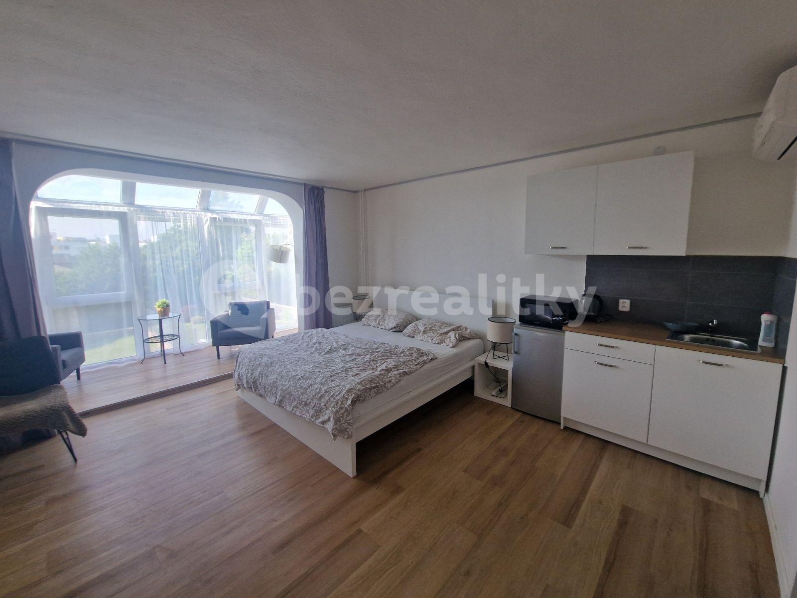 Pronájem bytu 1+kk 25 m², K Trninám, Praha, Praha