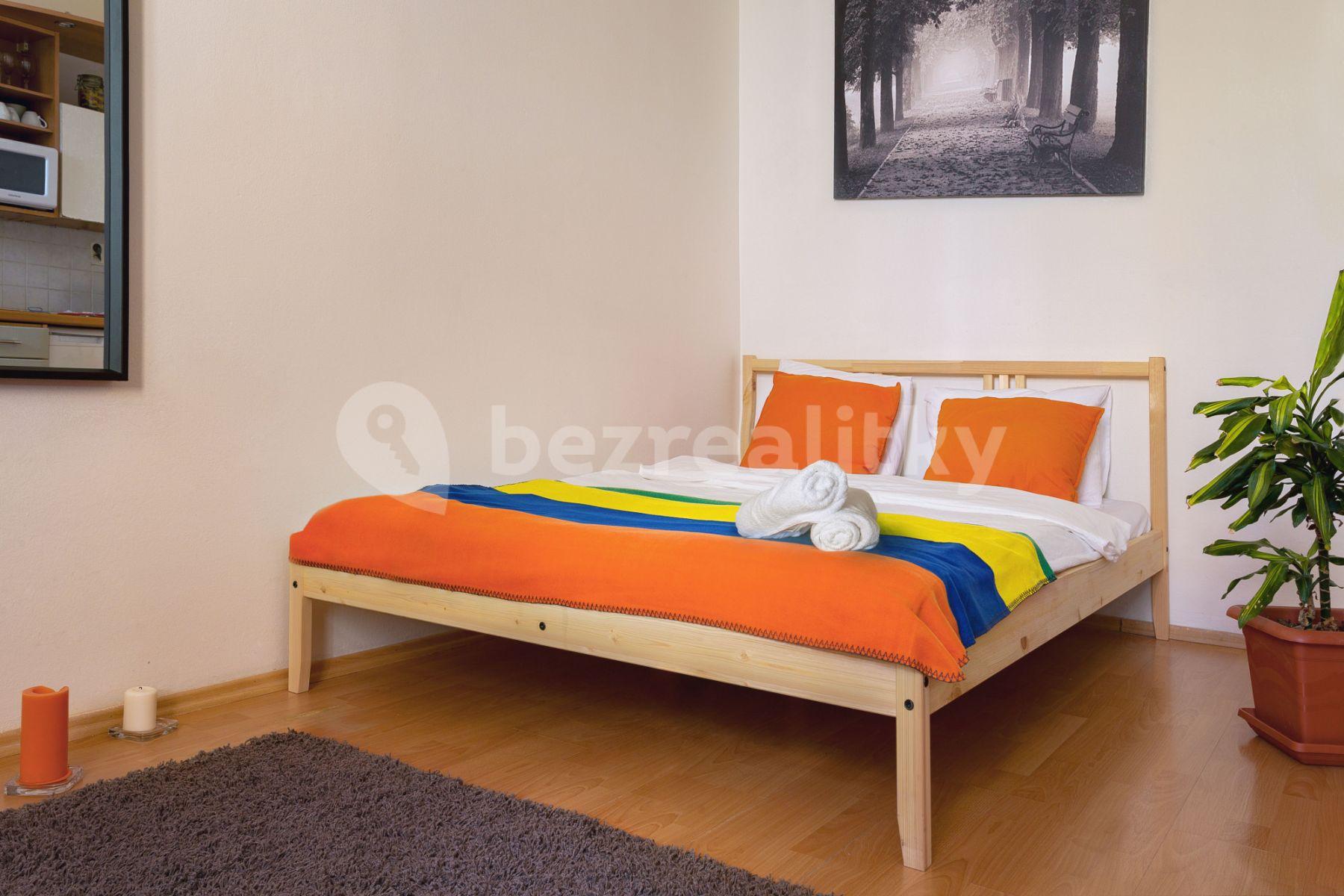 Pronájem bytu 1+kk 28 m², Kozácká, Praha, Praha