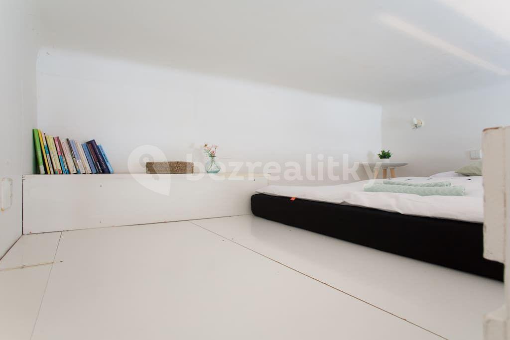 Pronájem bytu 1+kk 21 m², Bulharská, Praha, Praha