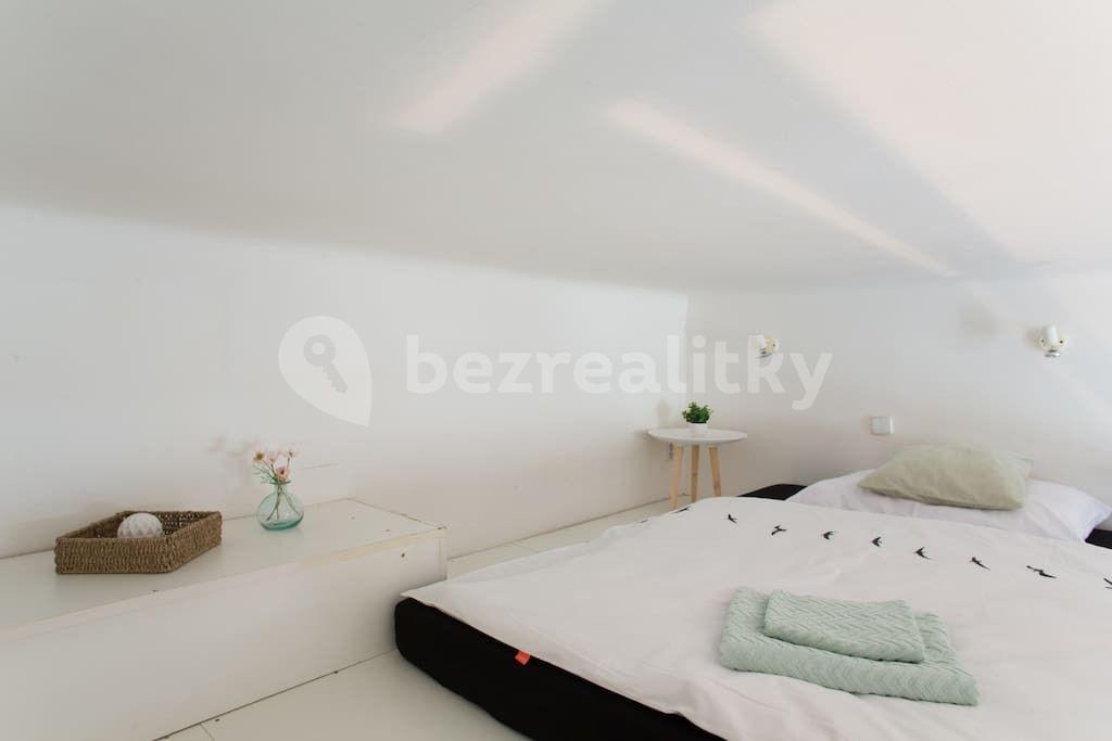 Pronájem bytu 1+kk 21 m², Bulharská, Praha, Praha