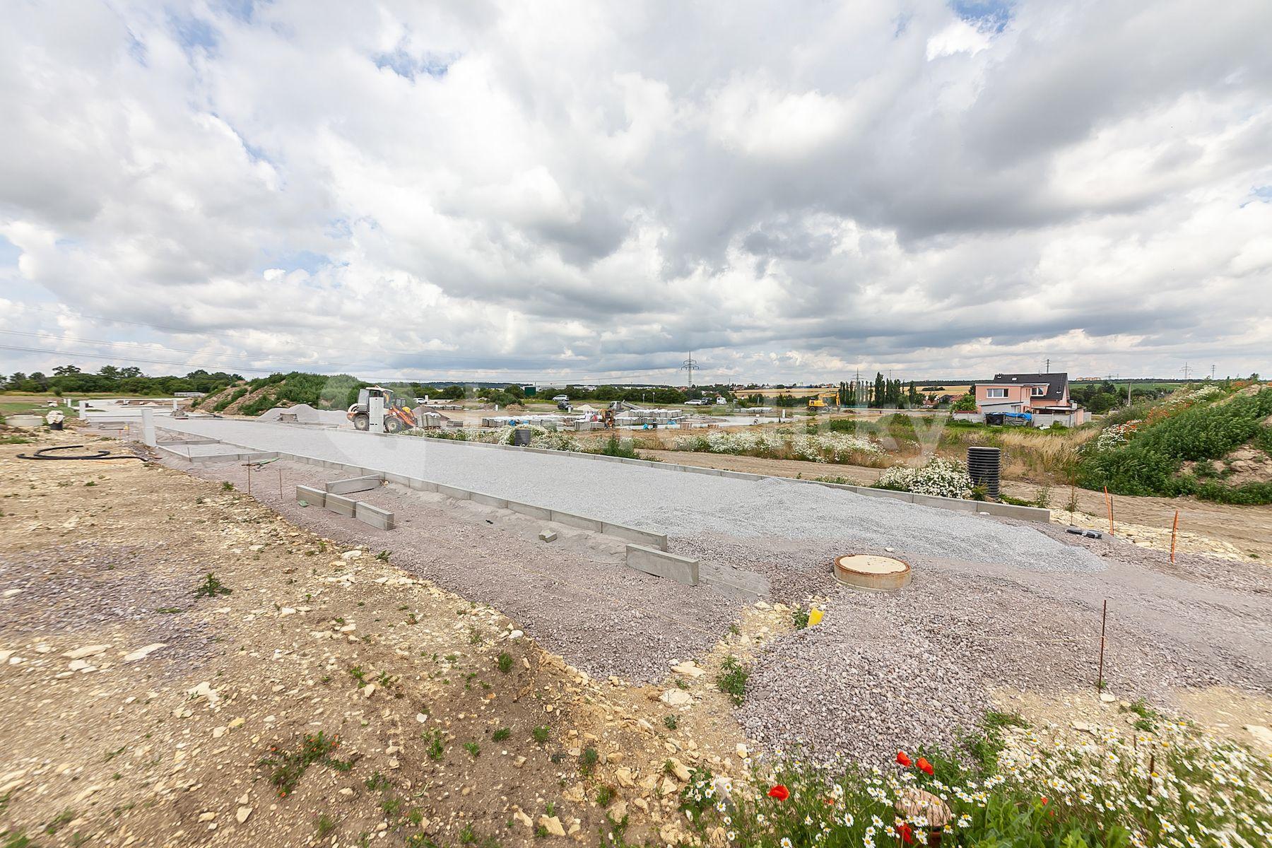 Prodej pozemku 2.100 m², Dolany, Dolany, Středočeský kraj