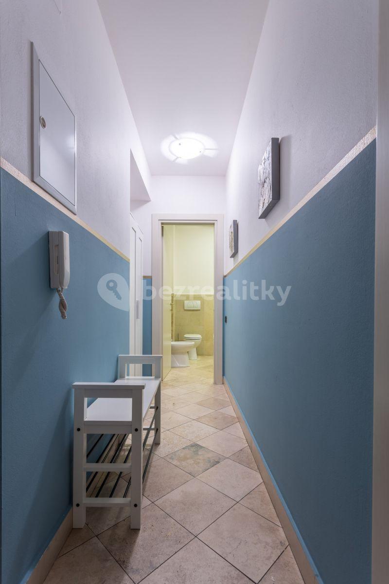 Pronájem bytu 2+kk 38 m², Legerova, Praha, Praha