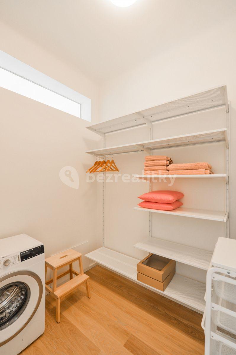 Pronájem bytu 2+1 83 m², Šternberkova, Praha, Praha