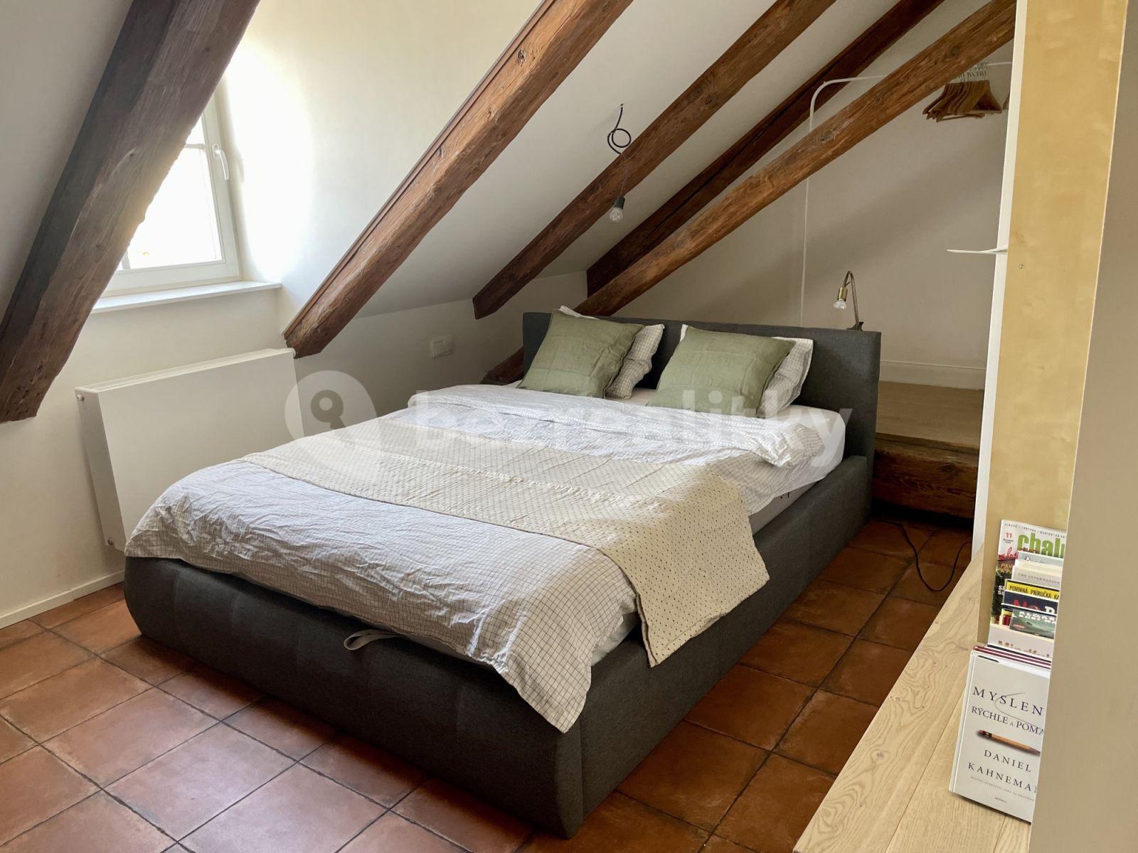 Pronájem bytu 3+1 77 m², Prvního pluku, Praha, Praha