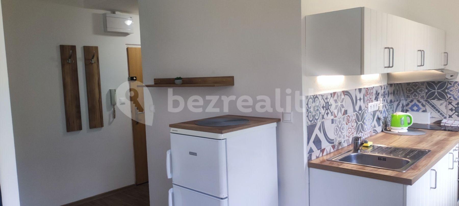 Pronájem bytu 1+kk 27 m², Hurbanova, Praha, Praha