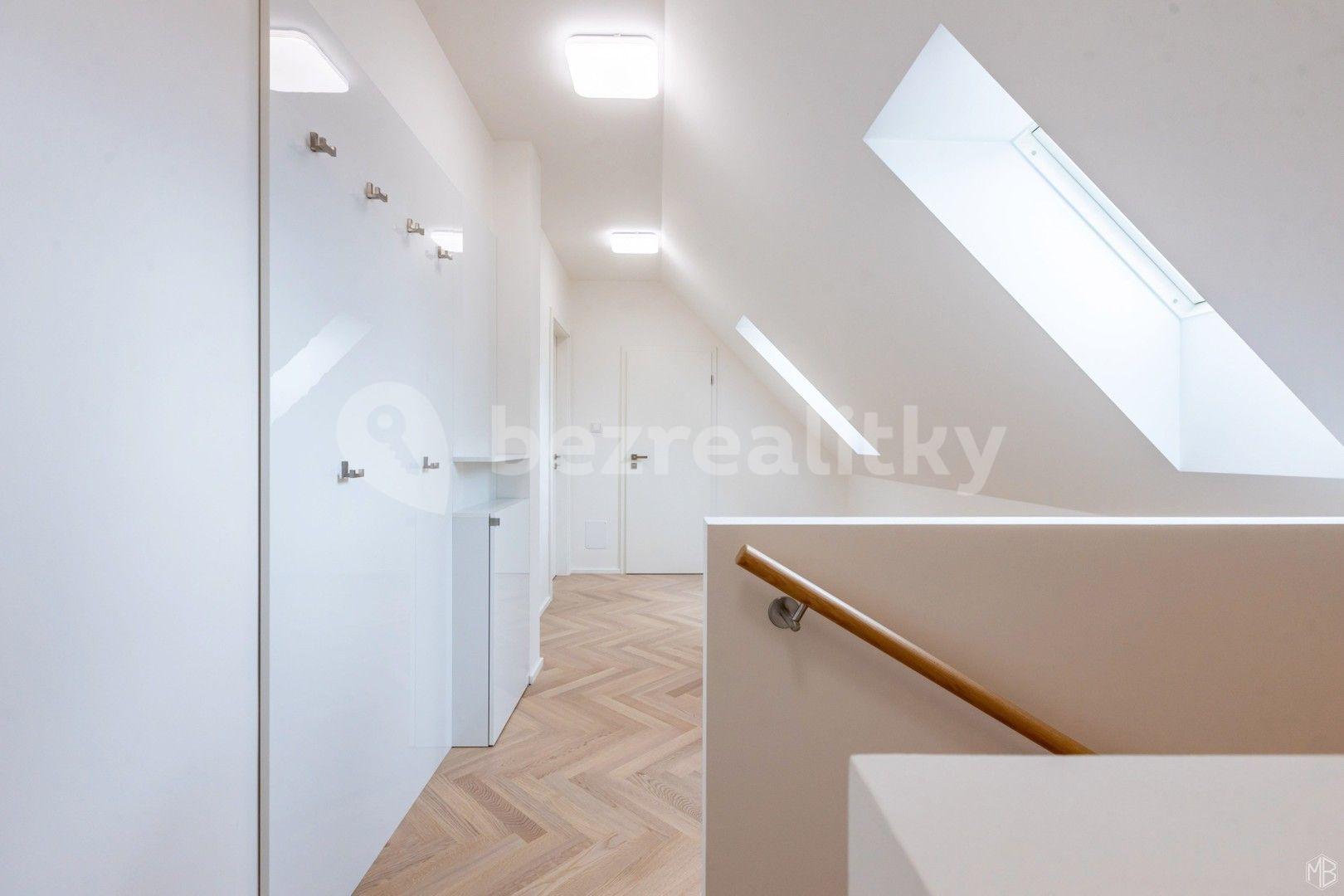 Pronájem bytu 2+kk 65 m², 5. května, Praha, Praha