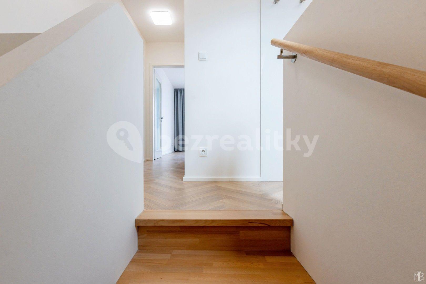 Pronájem bytu 2+kk 65 m², 5. května, Praha, Praha