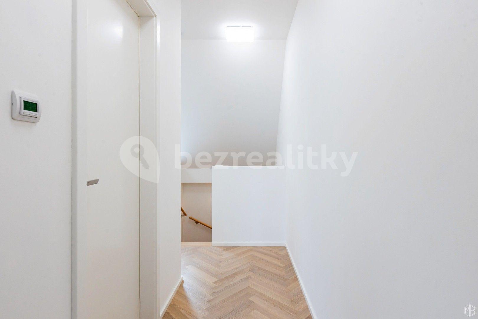 Pronájem bytu 2+kk 65 m², 5. května, Praha, Praha