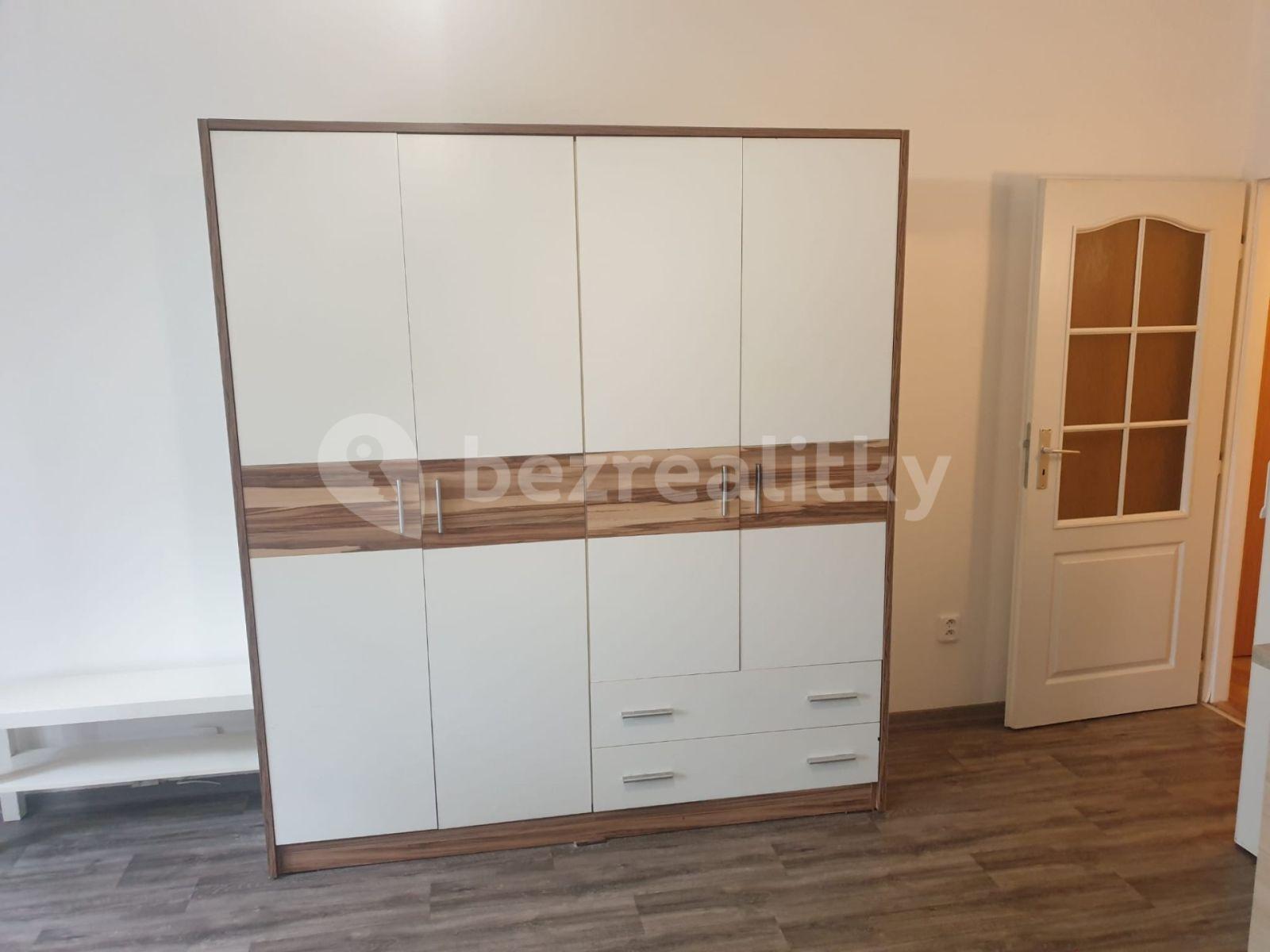 Pronájem bytu 1+kk 25 m², Kbelská, Praha, Praha