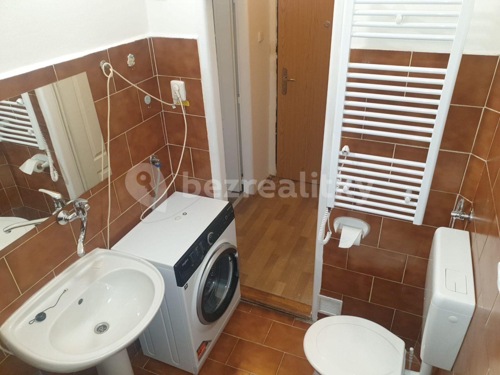 Pronájem bytu 1+kk 25 m², Kbelská, Praha, Praha