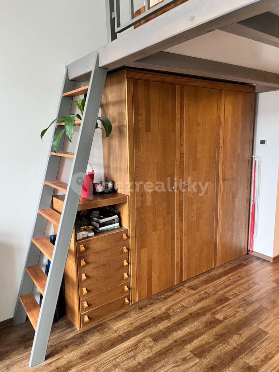 Pronájem bytu 1+kk 30 m², Plynární, Praha, Praha