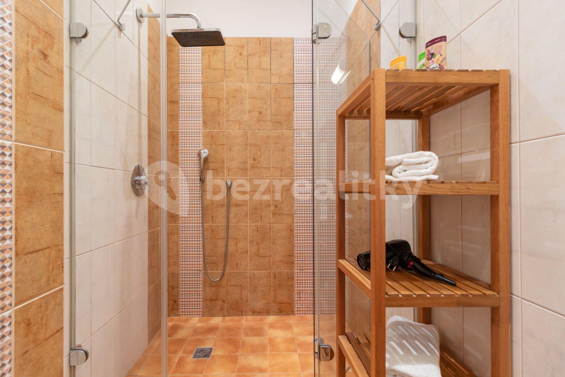 Pronájem bytu 2+1 65 m², Karlova, Praha, Praha