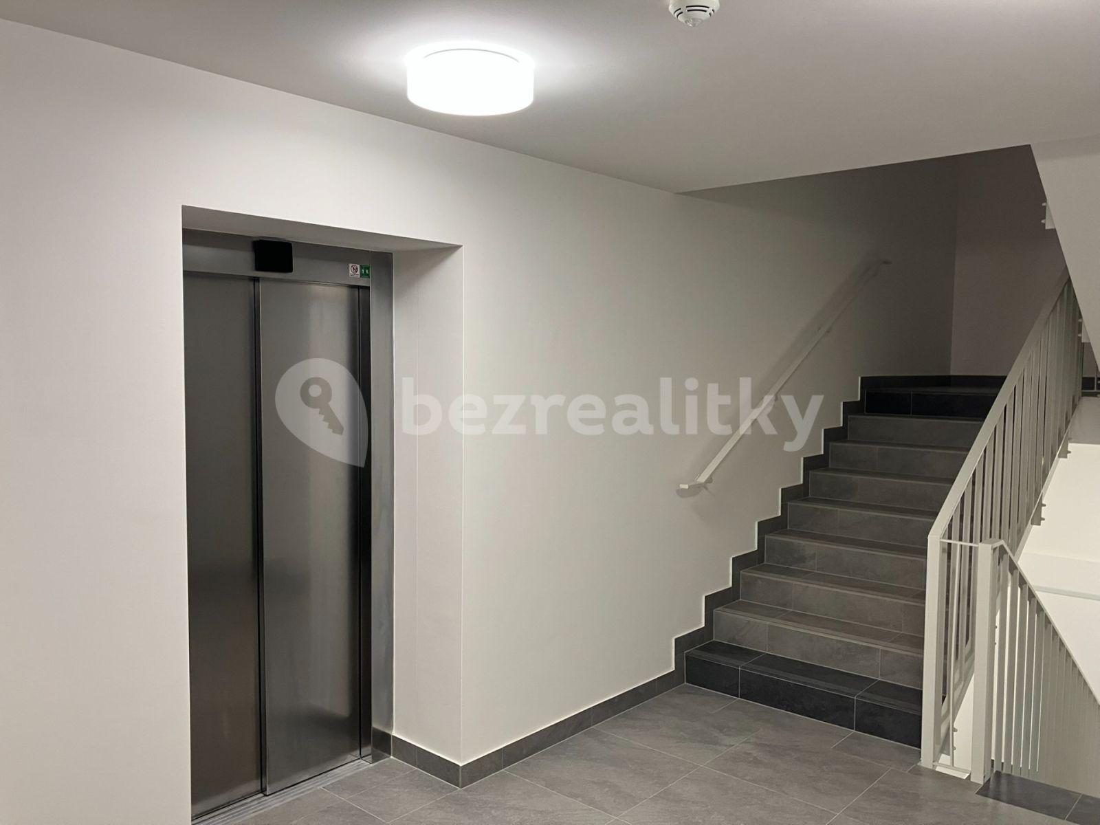 Pronájem bytu 1+kk 33 m², Kolbenova, Praha, Praha