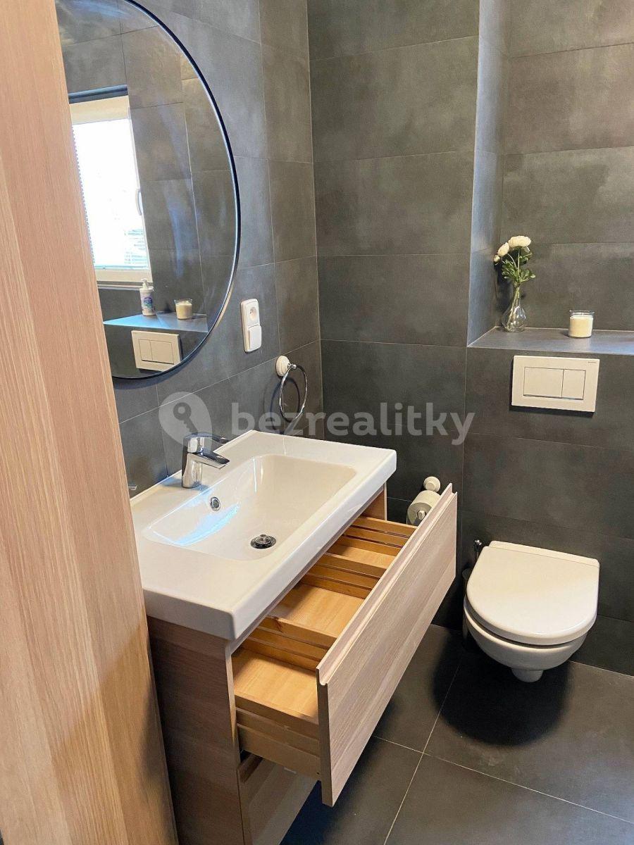 Pronájem bytu 1+kk 35 m², U Nikolajky, Praha, Praha