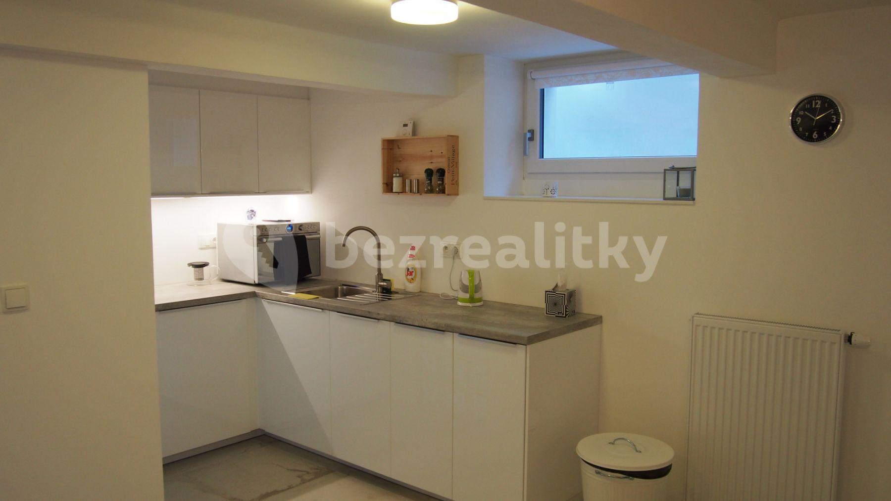 Pronájem bytu 1+1 82 m², Kosatcová, Praha, Praha