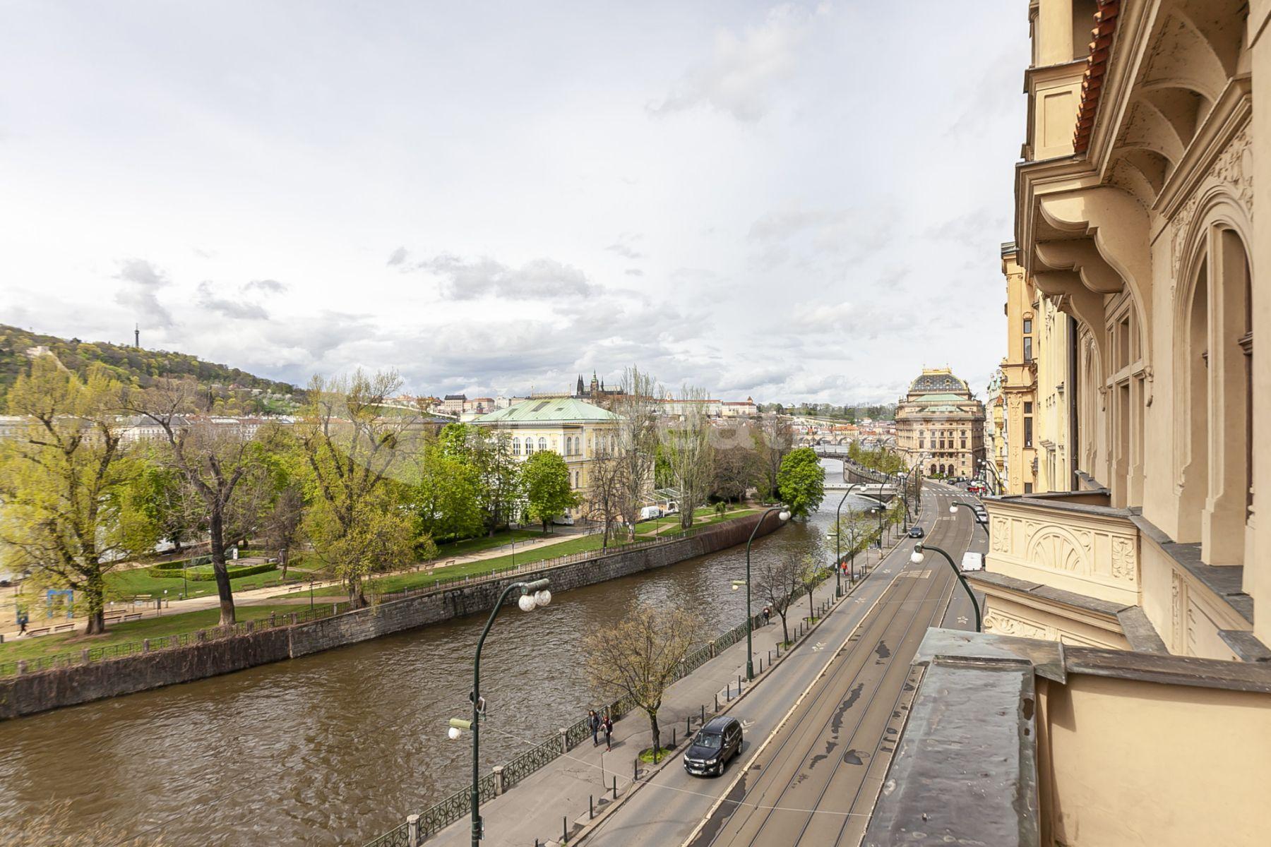 Pronájem bytu 3+1 105 m², Masarykovo nábřeží, Praha, Praha