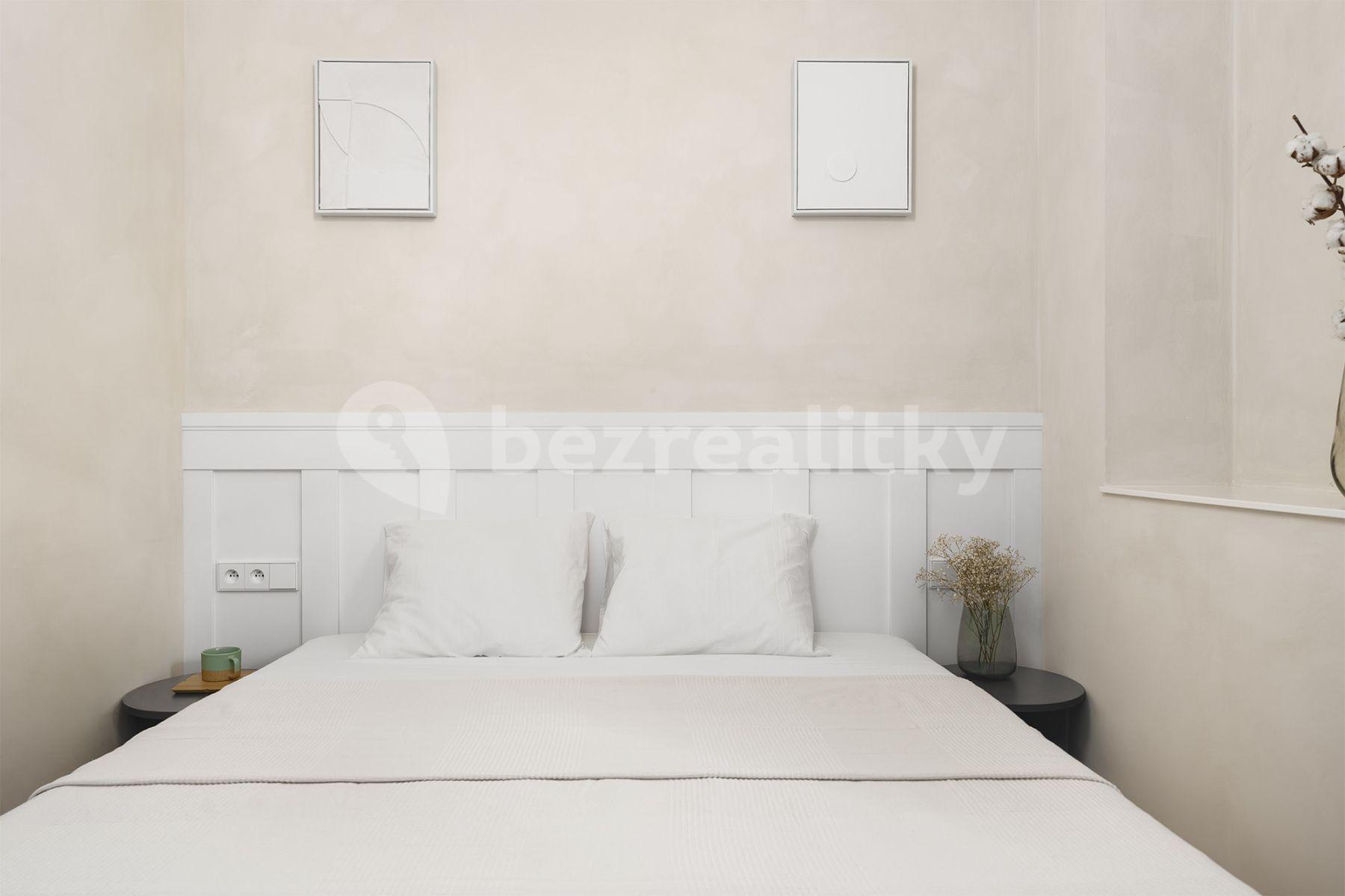 Pronájem bytu 2+kk 35 m², Sevastopolská, Praha, Praha