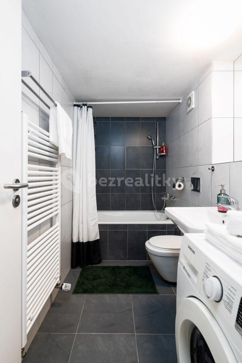 Pronájem bytu 2+1 70 m², Křižíkova, Praha, Praha