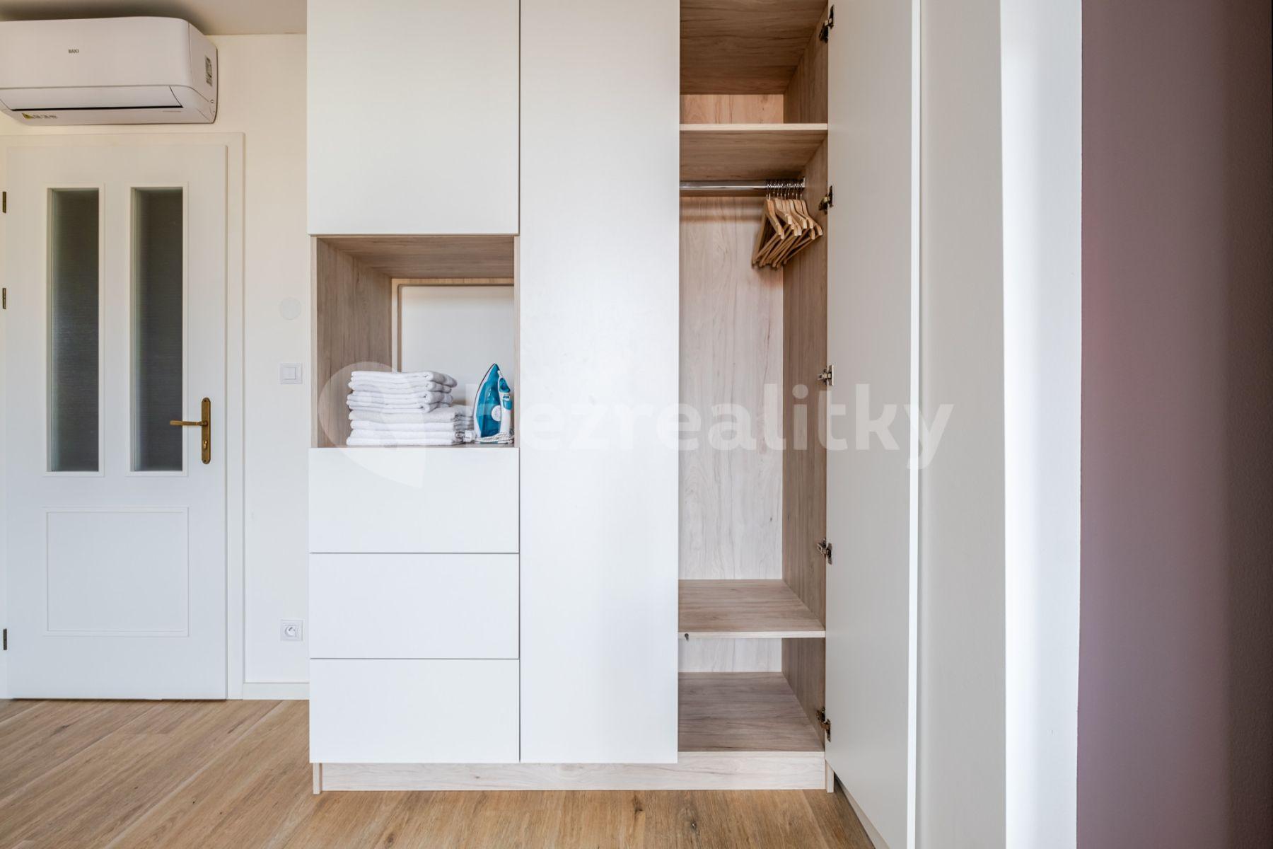 Pronájem bytu 2+1 55 m², Chodská, Praha, Praha