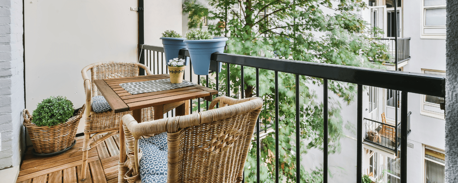 Útulný balkon vytvoříte levně i na malém prostoru.