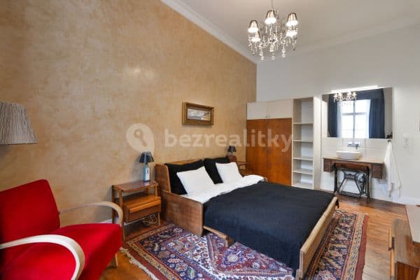 Pronájem bytu 1+1 33 m², Hálkova, Praha, Praha