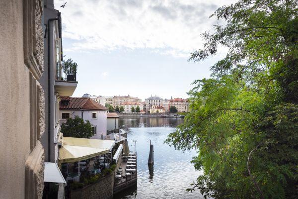 Pronájem bytu 2+1 56 m², U Lužického semináře, Praha